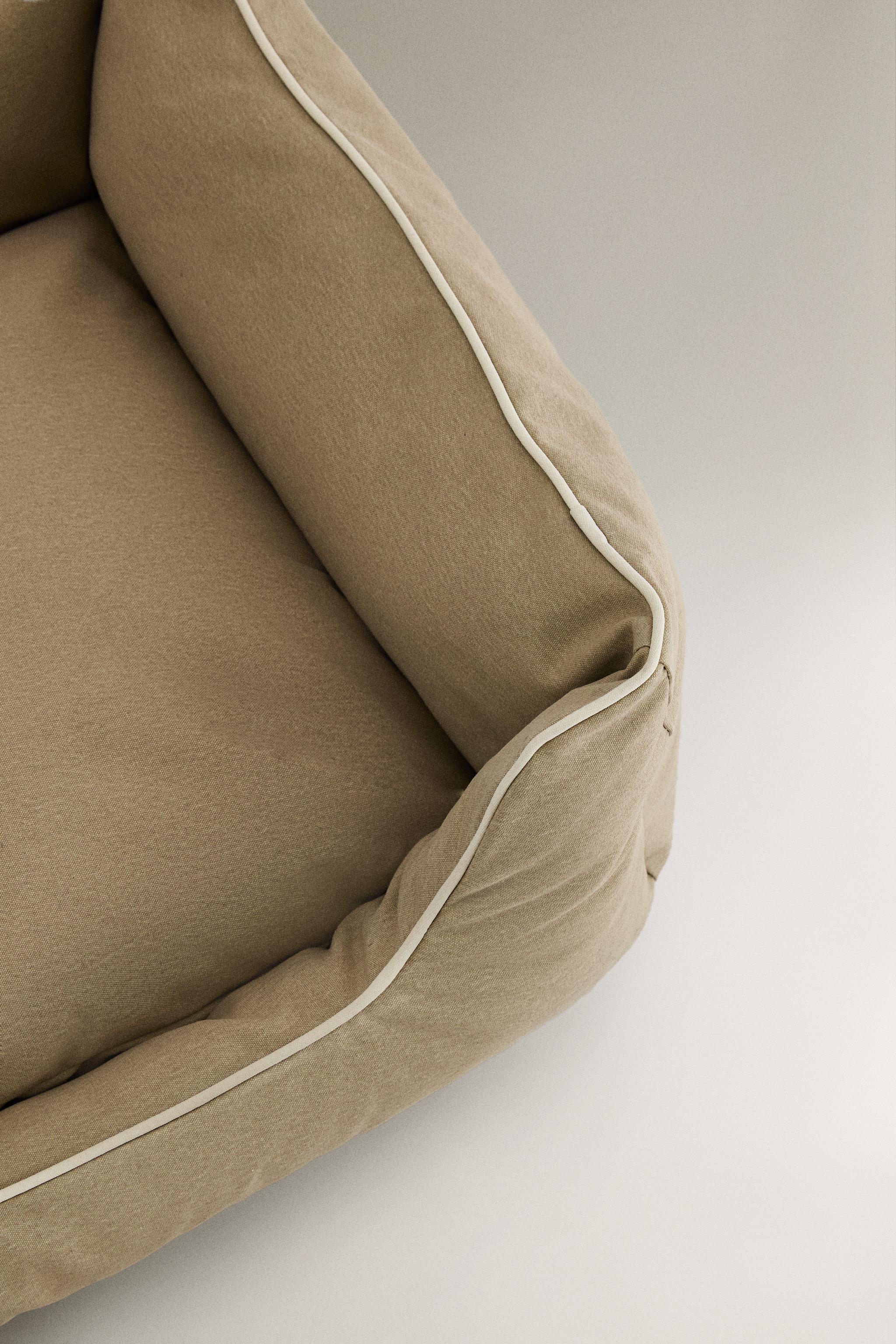 PET BED WITH PIPING
